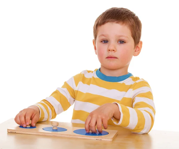 Menino brincando na mesa — Fotografia de Stock