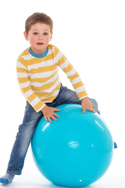 Kleine jongen met een grote bal. — Stockfoto