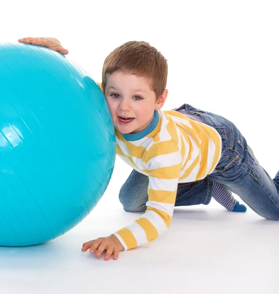 Mały chłopiec z dużą piłkę. — Zdjęcie stockowe