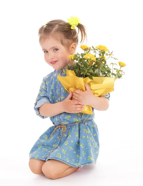 Encantadora menina segurando um buquê de flores . — Fotografia de Stock