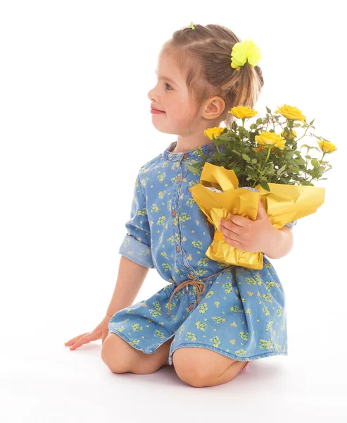 Affascinante bambina che tiene un mazzo di fiori . — Foto Stock