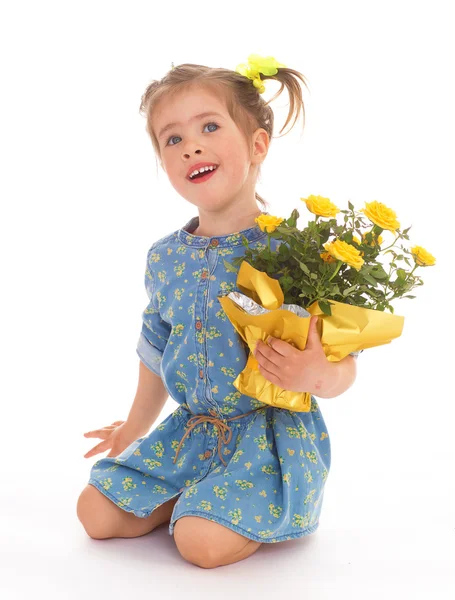 Sevimli küçük kız elinde bir çiçek buketi. — Stok fotoğraf
