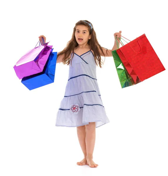 Маленька дівчинка з пакетами — стокове фото