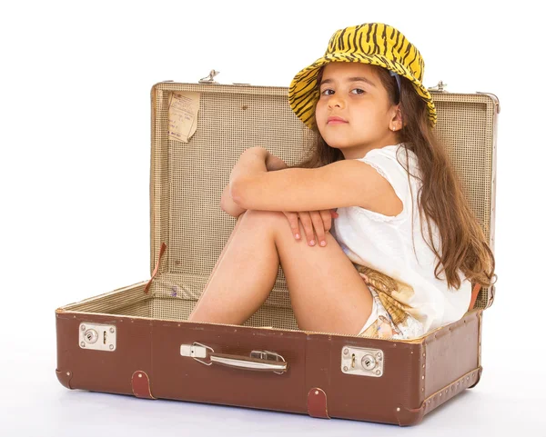 Dziewczynka siedzi w walizce — Zdjęcie stockowe