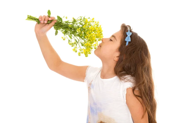 Niña con un ramo de flores — Foto de Stock