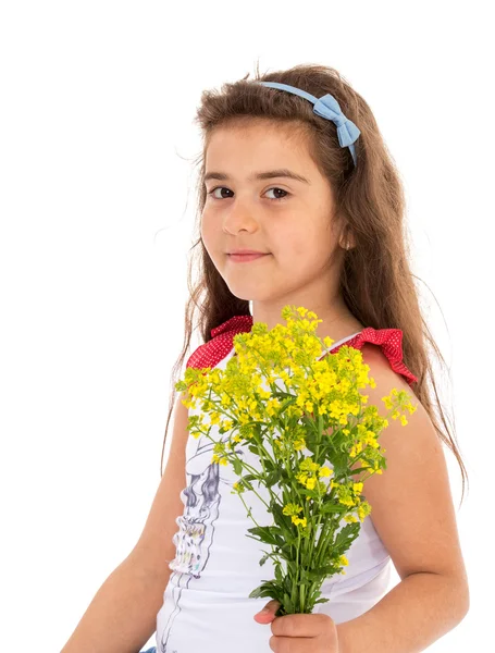 Mała dziewczynka z bukietem kwiatów — Zdjęcie stockowe
