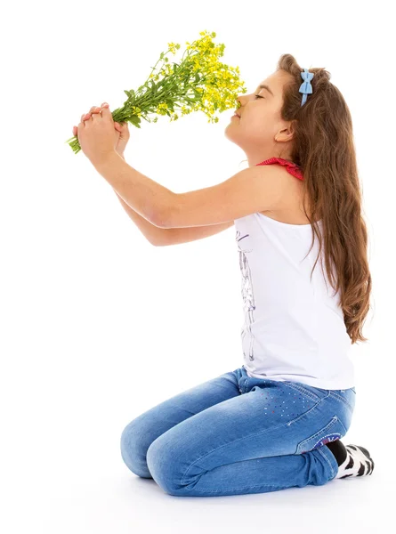 Liten flicka med en bukett blommor — Stockfoto