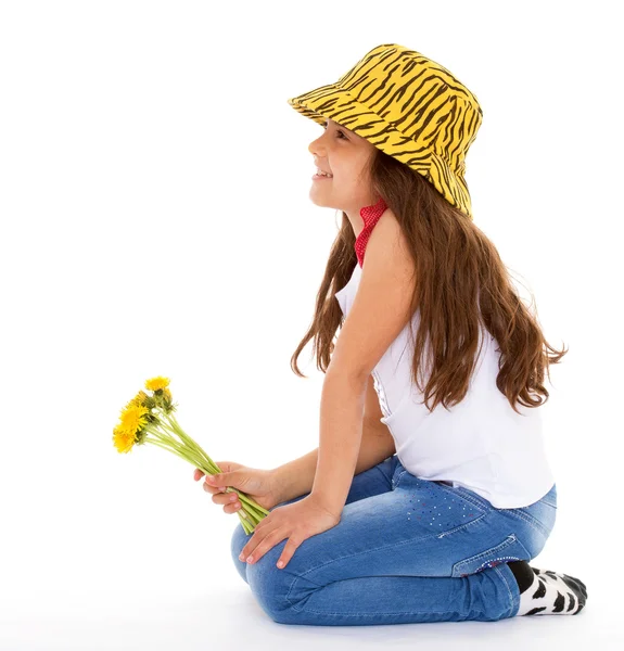 Mała dziewczynka z bukietem kwiatów — Zdjęcie stockowe
