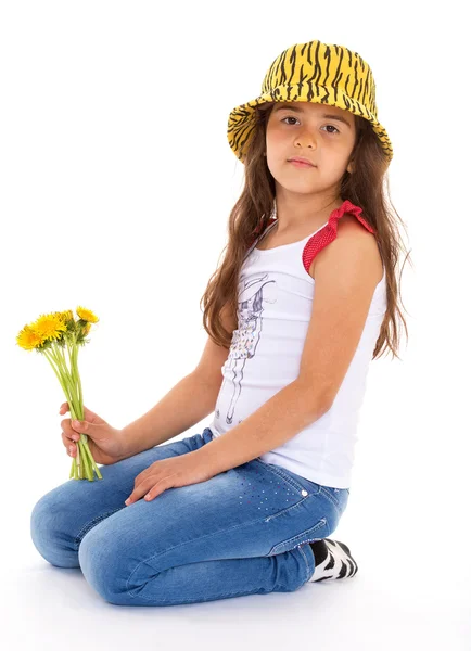 Bambina con un mazzo di fiori — Foto Stock