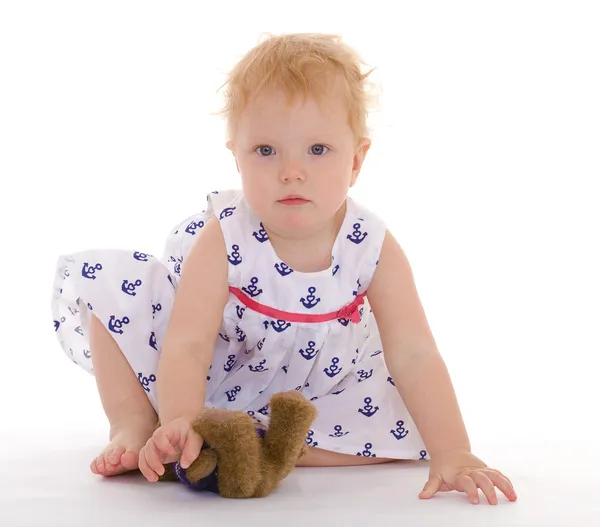 Affascinante bambina con orsacchiotto — Foto Stock