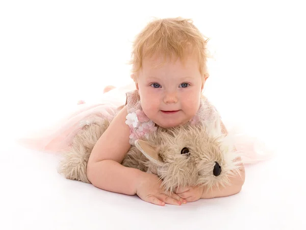 Menina bonita com um cão de brinquedo . — Fotografia de Stock