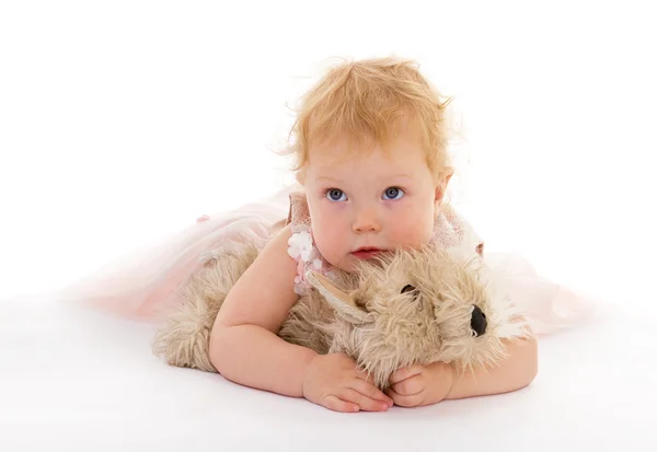 Jolie petite fille avec un chien jouet . — Photo