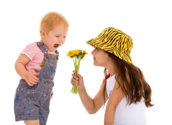 Syster ger sniff blommor — Stockfoto