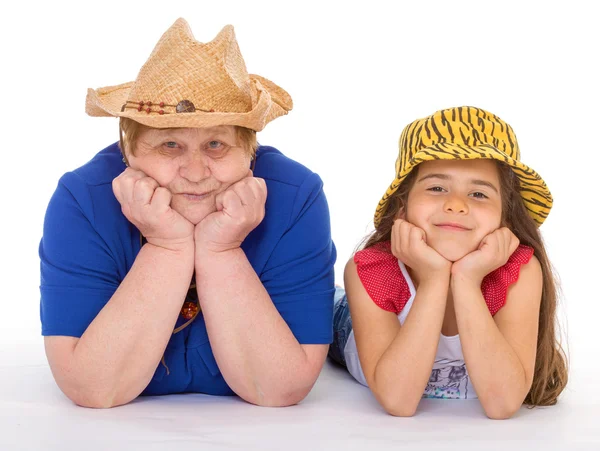 Babcia i wnuczka w kapeluszach. — Zdjęcie stockowe