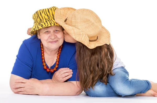 Babcia i wnuczka w kapeluszach. — Zdjęcie stockowe