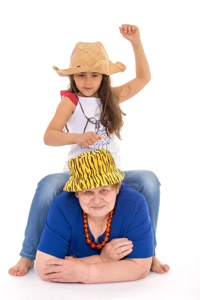 Grand-mère et petite-fille en chapeaux . — Photo