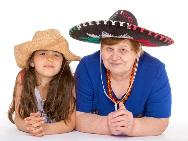 Babička a vnučka v kloboucích. — Stock fotografie