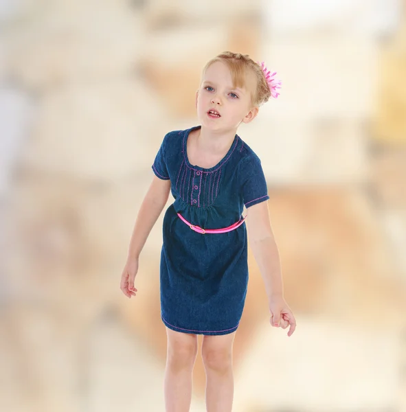 Petite fille dans une robe bleue — Photo
