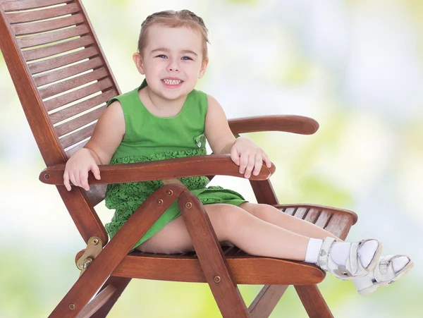 Little girl listening to seashell — Stock Photo, Image