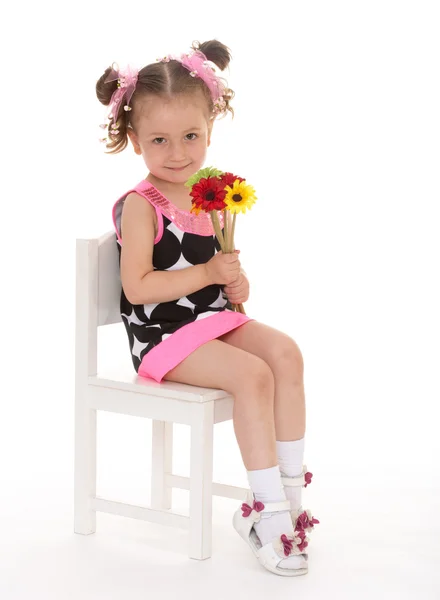 Petite fille posant avec un bouquet de fleurs — Photo