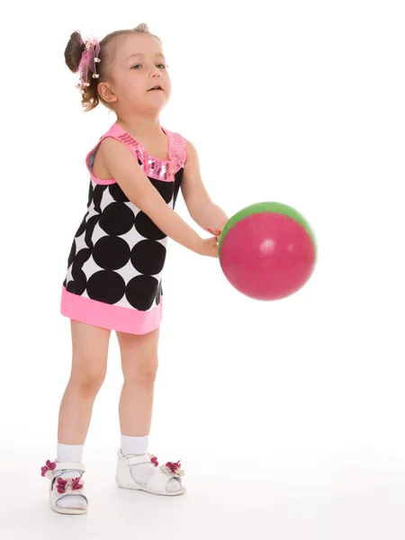 Liten flicka med en boll. — Stockfoto