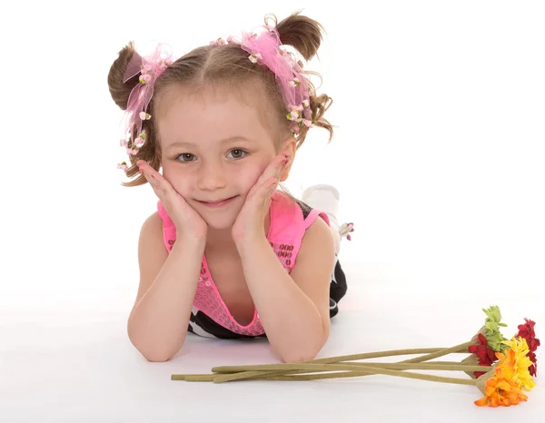 Bambina in posa con un mazzo di fiori — Foto Stock