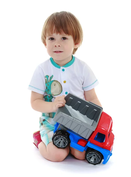 少年の幼児のおもちゃの車で遊ぶ子供します。 — ストック写真