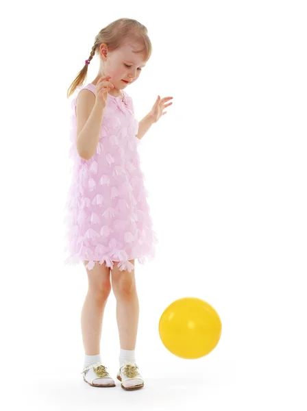 Menina jogando com uma bola . — Fotografia de Stock