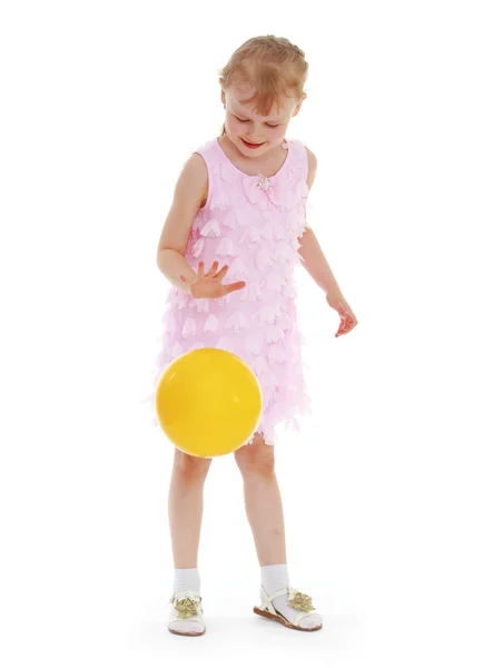 Menina jogando com uma bola . — Fotografia de Stock