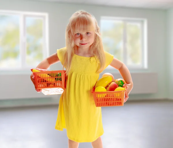 Mädchen in einem gelben Kleid — Stockfoto