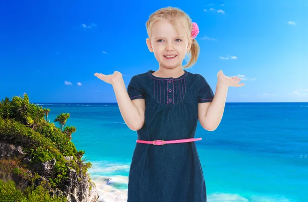 Menina em um fundo de mar azul — Fotografia de Stock