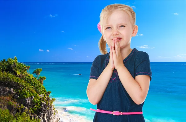 Kleines Mädchen auf blauem Meer — Stockfoto