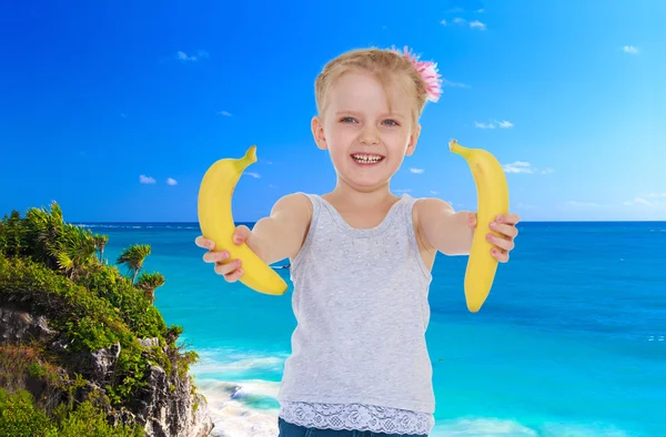 Klein meisje in de buurt van de Oceaan — Stockfoto