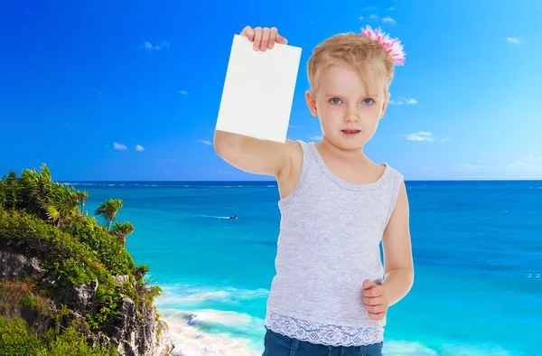 Kleines Mädchen in der Nähe des Ozeans — Stockfoto