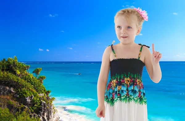 Dziewczynka na tle błękitnego morza — Zdjęcie stockowe