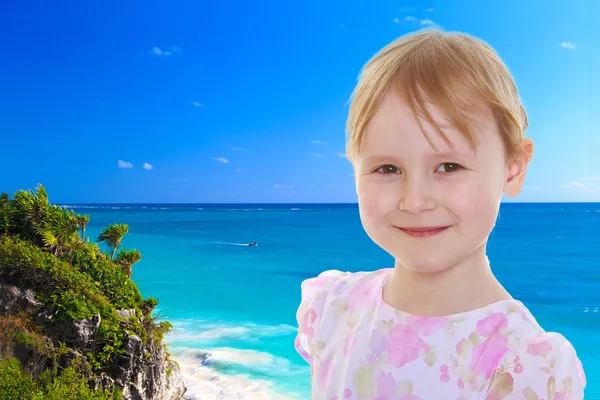 Okyanusu yakınlarındaki küçük bir kız — Stok fotoğraf