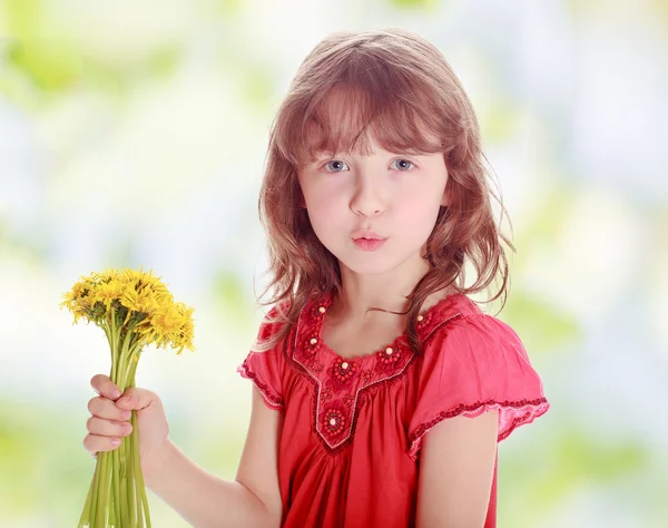 Liten flicka med gula blommor — Stockfoto