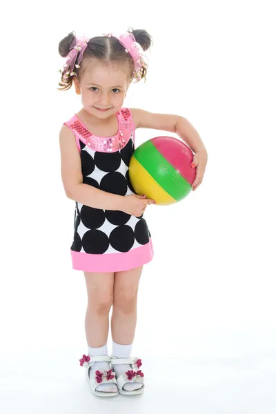 Маленька дівчинка з м'ячем — стокове фото
