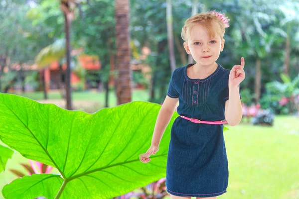 Charmantes kleines Mädchen — Stockfoto