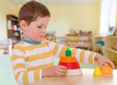 genç çocuk bir piramit koyar