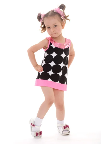 Charmantes kleines Mädchen in einem kurzen Kleid — Stockfoto