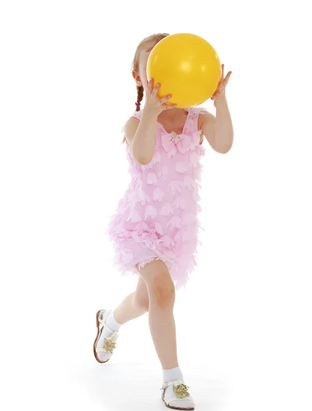 Mädchen spielt mit einem Ball. — Stockfoto