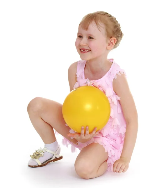 Flicka leker med en boll. — Stockfoto