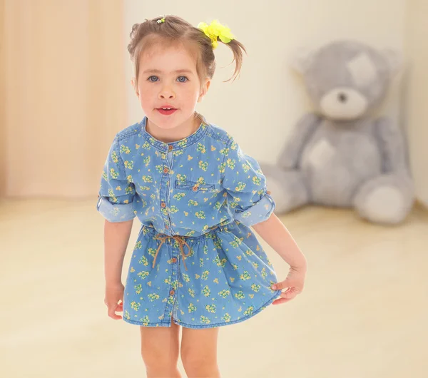 Bambina in un corto blu — Foto Stock