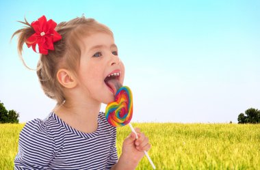 Kız ledinets lolipop yalıyor