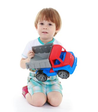 oyuncak araba ile oynayan çocuğun yürümeye başlayan çocuk