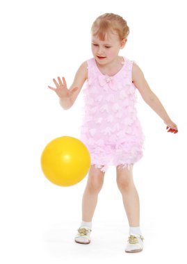 Topla oynayan kız..