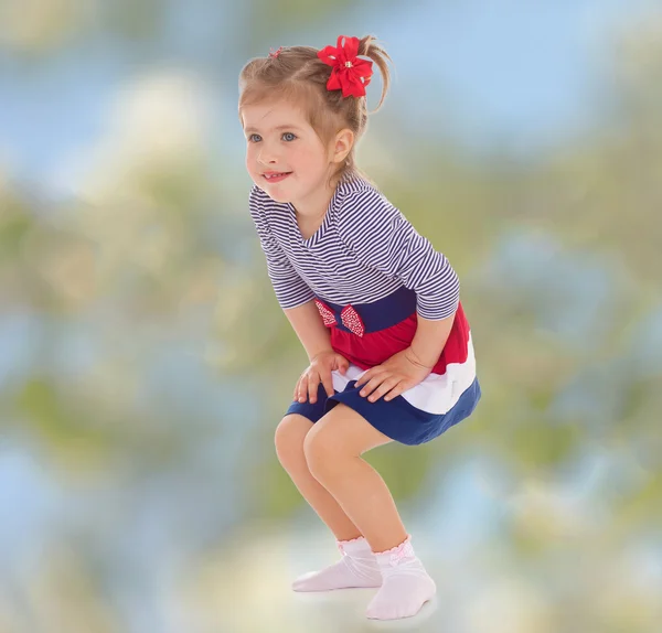 Girl in the game squatted. — Stock Photo, Image