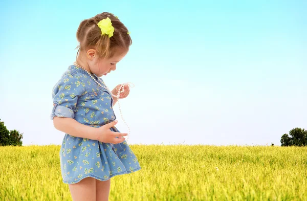 Mädchen sieht seine schönen Perlen — Stockfoto