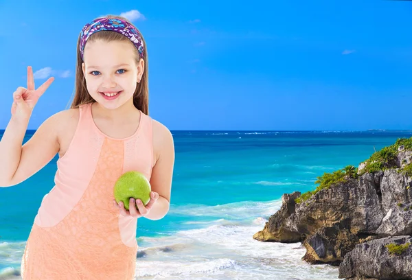 Ung flicka med grönt äpple — Stockfoto
